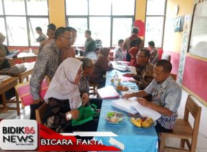 Monitoring dan Evaluasi BOS di Kecamatan Banyusari: Disdikpora Ingatkan Pentingnya Administrasi Keuangan Sekolah