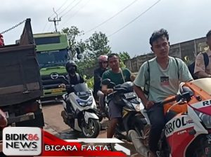 Warga Keluhkan Jalan Cipendeuy – Pabuaran Desa Kadawung Sering Macet, Harapkan Solusi