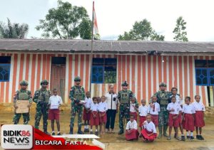 Satgas Pamtas RI-PNG Yonif 762/VYS Bagikan Seragam Sekolah dan Alat Tulis untuk Siswa di Maybrat