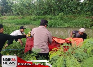 Polsek Pebayuran Gerak Cepat, Selamatkan Kendaraan Roda Tiga yang Terperosok