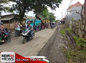 Jelang Lebaran, Dinas PUPR Karawang Perbaiki Jalan Cikalong–Cilamaya